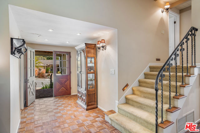 819 Jacon Way photo 4