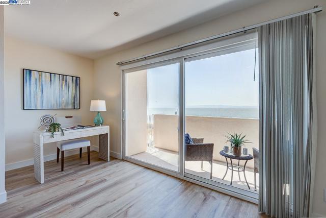 1001 Shoreline Dr, Alameda CA: https://media.crmls.org/mediaz/a1cbb692-229d-4de6-ab2d-a3a988727915.jpg
