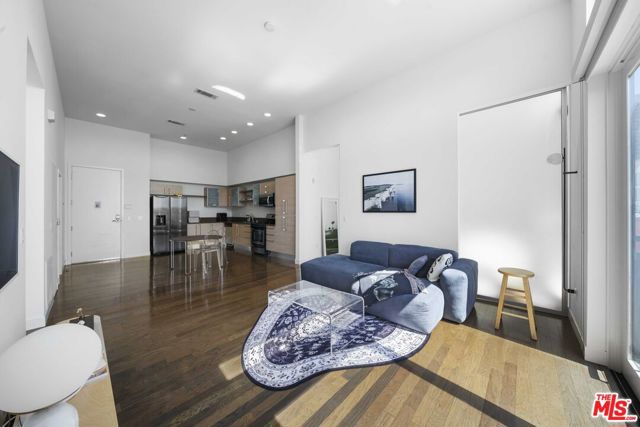 1234 Wilshire Boulevard, Los Angeles CA: https://media.crmls.org/mediaz/a1cd2e8b-c4fc-4fd3-a718-77179fa4088d.jpg