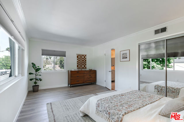 5056 Greenbush Avenue, Sherman Oaks CA: https://media.crmls.org/mediaz/a1ce1301-118c-46b1-8560-78c1ae084dc1.jpg