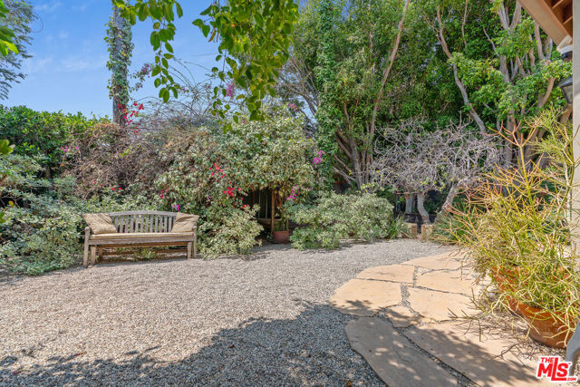 809 S Muirfield Road, Los Angeles CA: https://media.crmls.org/mediaz/a1ce5073-1b6e-47f4-8433-7270e71c42ca.jpg