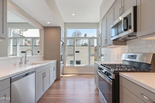 Detail Gallery Image 5 of 18 For 533 E Union St #201,  Pasadena,  CA 91101 - 3 Beds | 3/1 Baths
