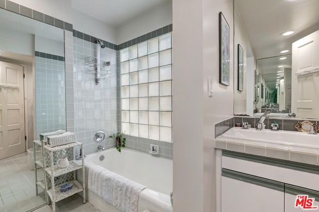 3238 Corinth Avenue, Los Angeles CA: https://media.crmls.org/mediaz/a1d01dd5-b5ae-4710-b24e-4bf12bd72cd9.jpg