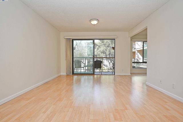 320 N Civic Dr, Walnut Creek CA: https://media.crmls.org/mediaz/a1d24f65-3f21-4674-9cf4-f9e05cff3a7b.jpg