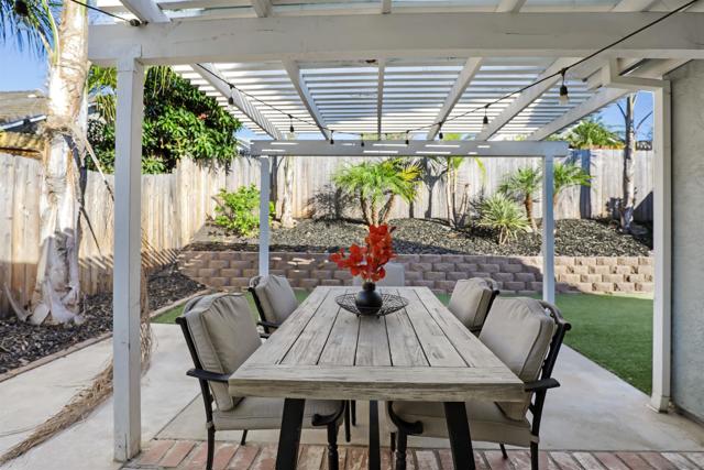 10366 Rancho Carmel Dr, San Diego CA: https://media.crmls.org/mediaz/a1d31dee-fb1b-4111-b136-87013aadbceb.jpg