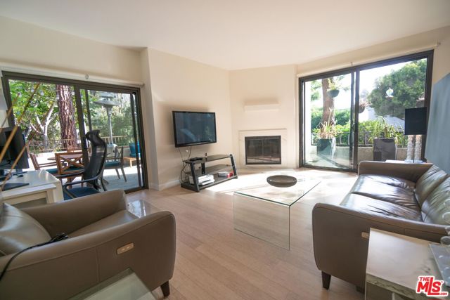 8110 Manitoba Street, Playa del Rey CA: https://media.crmls.org/mediaz/a1d32fc5-b824-4eb0-9249-c4dfbbb10e22.jpg