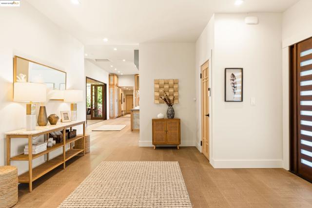 30 Lincolnshire Dr, Oakland CA: https://media.crmls.org/mediaz/a1d398b1-a903-4d23-97a5-b0f25741d68a.jpg