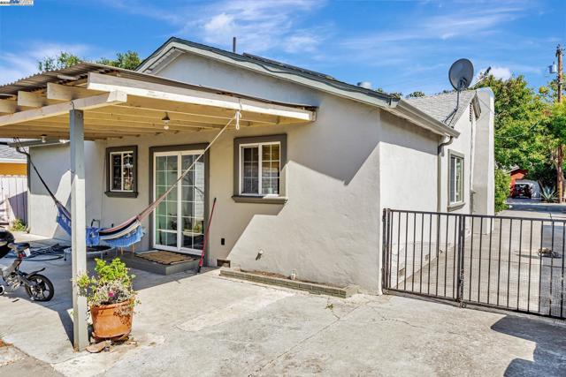 1127 Madera Ave, Menlo Park CA: https://media.crmls.org/mediaz/a1d3e7ab-ebb2-4e2e-8d1a-eb33df46ac28.jpg