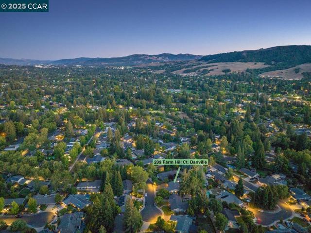 209 Farm Hill Ct, Danville CA: https://media.crmls.org/mediaz/a1d54bbc-8971-4cf1-82b0-fbfb9918b0d6.jpg