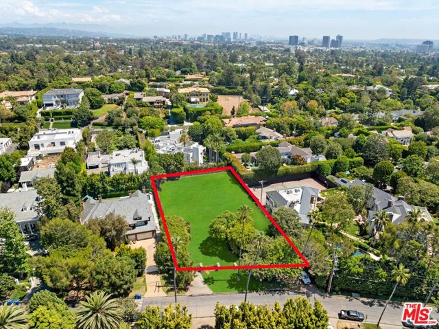 184 S Rockingham Avenue, Los Angeles CA: https://media.crmls.org/mediaz/a1d5fb22-1227-4736-9d14-3b61a73a8046.jpg