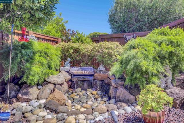 1648 Chianti Ln, Brentwood CA: https://media.crmls.org/mediaz/a1d730c5-f528-4b07-9f8b-6496568f4858.jpg