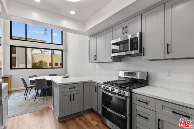 5310 Zelzah Avenue, Encino CA: https://media.crmls.org/mediaz/a1d95fcc-1c28-445c-acbd-f405e2b6d63a.jpg