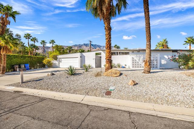 2211 N Starr Road, Palm Springs CA: https://media.crmls.org/mediaz/a1da173d-fb48-475d-9d10-0eed2b882125.jpg