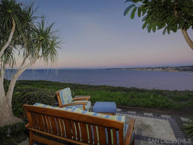 7963 Prospect Pl, La Jolla CA: https://media.crmls.org/mediaz/a1dd6847-0988-405b-8a8f-d7280a6fd7a1.jpg