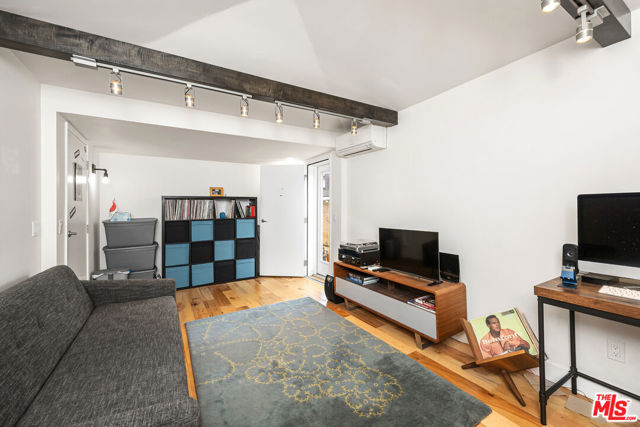 22518 Jameson Drive, Calabasas CA: https://media.crmls.org/mediaz/a1dd9a7a-7e8f-4c97-bee1-b027cf27e644.jpg