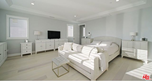 20326 W Liverpool Way, Porter Ranch CA: https://media.crmls.org/mediaz/a1de186a-a250-412c-973c-4eb76f3ab14a.jpg