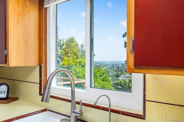 4723 Boulder Pl, La Mesa CA: https://media.crmls.org/mediaz/a1de4a3e-c138-4287-bf9a-06e395f76714.jpg