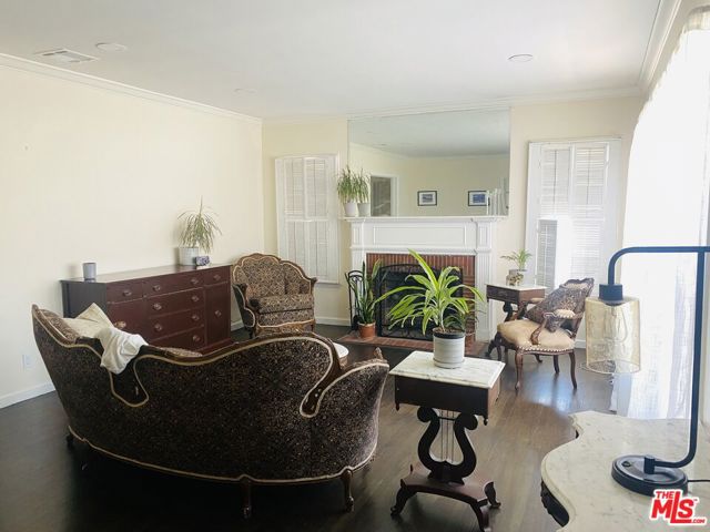9116 S 5th Avenue, Inglewood CA: https://media.crmls.org/mediaz/a1deba76-1b12-44ae-ae26-61f2b03c02ea.jpg