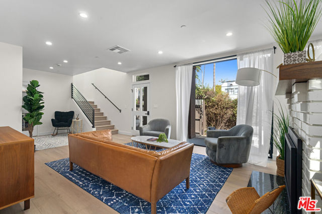 705 6th Avenue, Venice CA: https://media.crmls.org/mediaz/a1df8e9c-559a-40a0-a026-cd89d112dbf5.jpg