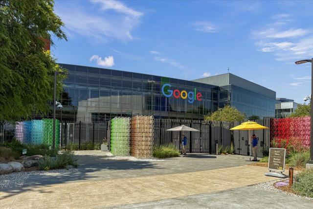 586 Burgoyne Street, Mountain View CA: https://media.crmls.org/mediaz/a1e01762-e7d0-431b-9edc-579298ea6869.jpg