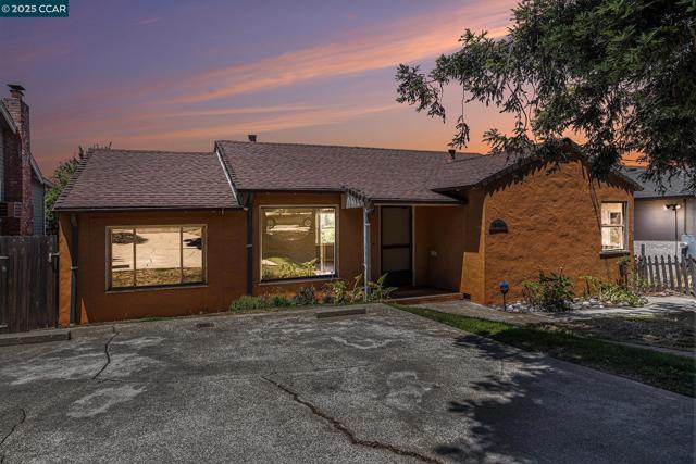 18367 Apricot Way, Castro Valley CA: https://media.crmls.org/mediaz/a1e02ee8-bd22-4721-804e-96ab53b6bbe7.jpg