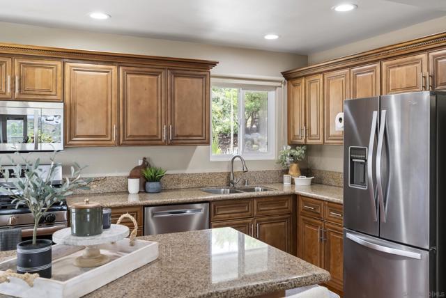 310 Bluff Wy, Oceanside CA: https://media.crmls.org/mediaz/a1e17486-12a0-4412-b405-38d7974f93ee.jpg