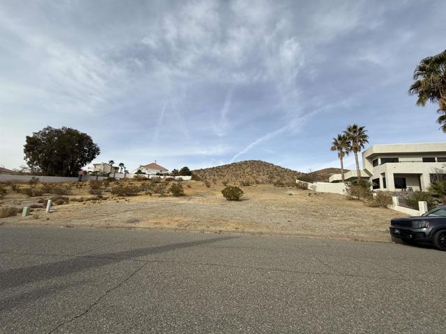 123 Menahka Rd, Apple Valley CA: https://media.crmls.org/mediaz/a1e26299-b30c-4b30-b448-b2acac78b368.jpg