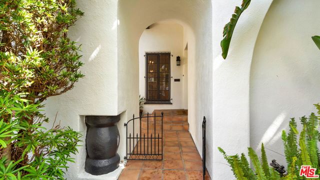 1118 HI POINT Street, Los Angeles CA: https://media.crmls.org/mediaz/a1e27a01-0851-4fdc-bb2c-362bc41604bb.jpg