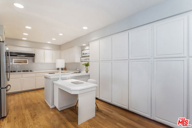 13080 Mindanao Way, Marina del Rey CA: https://media.crmls.org/mediaz/a1e2856e-a37c-4a94-bd59-24ad30757798.jpg