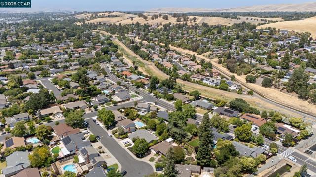 728 San Bruno Ct, Concord CA: https://media.crmls.org/mediaz/a1e35f0f-eac7-46c7-b4c9-35eebca9f8de.jpg