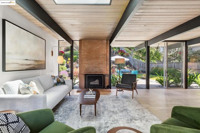 8156 Coach Dr, Oakland CA: https://media.crmls.org/mediaz/a1e5c147-2fb4-491f-8bd3-99396bc3d88b.jpg