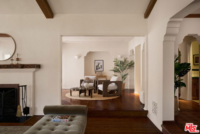 6401 San Vicente Boulevard, Los Angeles CA: https://media.crmls.org/mediaz/a1e6284f-0a15-4636-89a6-99aec1511f37.jpg