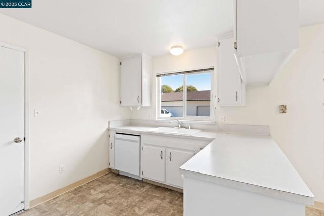 4045 Hoen Ave, Santa Rosa CA: https://media.crmls.org/mediaz/a1e6624d-21fa-4039-a22b-d4d4cc11d783.jpg