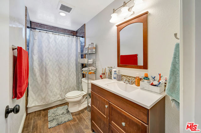 2425 Dusan Street, Simi Valley CA: https://media.crmls.org/mediaz/a1e6a0ef-35ba-481d-9a1c-e9101a04d194.jpg