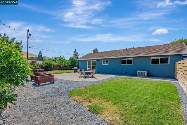5891 Caulfield Dr, Clayton CA: https://media.crmls.org/mediaz/a1e6e6fc-529a-4591-919f-c1c5cafc1de0.jpg