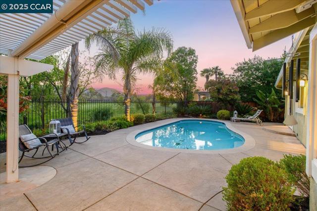 9461 Thunderbird Pl, San Ramon CA: https://media.crmls.org/mediaz/a1e7d777-8a6a-4788-9a26-2649767b46a8.jpg