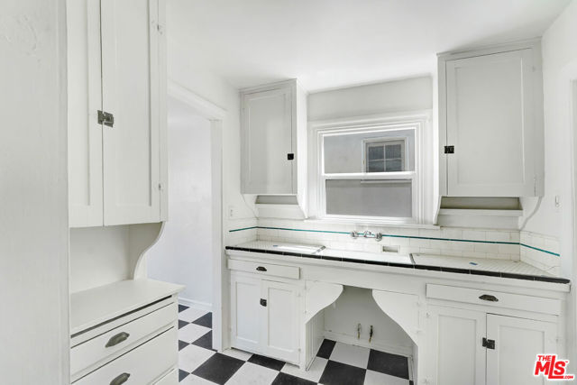 3370 Hamilton Way, Los Angeles CA: https://media.crmls.org/mediaz/a1e8019d-60fe-4661-af9d-3d4c636c84a7.jpg