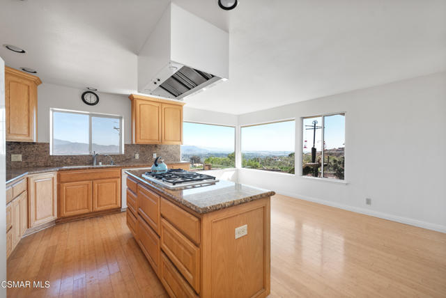 1140 San Clemente Way, Camarillo CA: https://media.crmls.org/mediaz/a1e83783-b618-4952-8185-3469202162a8.jpg