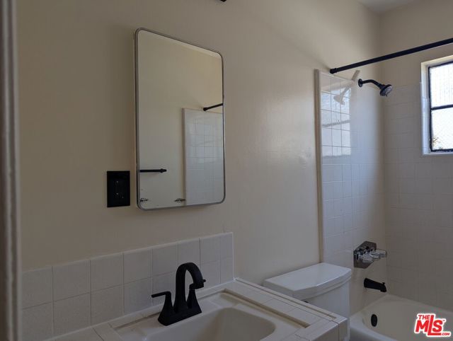1365 Orange Grove Avenue, Glendale CA: https://media.crmls.org/mediaz/a1ea56e2-3bf1-491a-b4f6-6e082c306a78.jpg