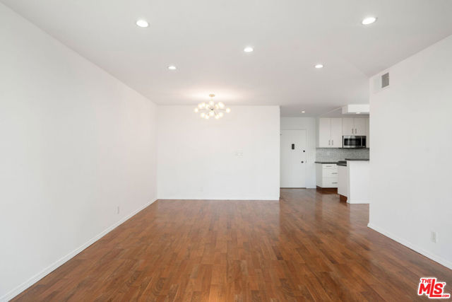 10240 Camarillo Street, Toluca Lake CA: https://media.crmls.org/mediaz/a1ea5db5-280d-4a02-92c5-a9f0b2ababe6.jpg