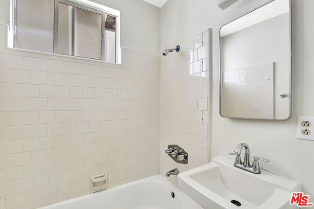 4412 Lockwood Avenue, Los Angeles CA: https://media.crmls.org/mediaz/a1ea6908-95e1-4270-9dd9-259614894de6.jpg