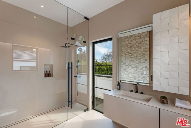 927 N Whittier Drive, Beverly Hills CA: https://media.crmls.org/mediaz/a1eb9dff-9039-42a2-bd86-b89cf021576e.jpg