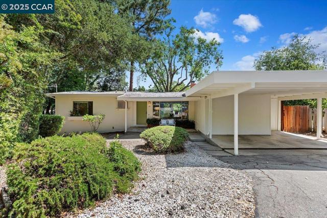 32 California Ave, Orinda CA: https://media.crmls.org/mediaz/a1ebe3f2-6691-47bf-a619-055f5fd1d17e.jpg