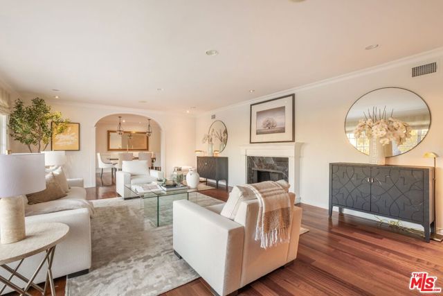 15550 Valley Vista Boulevard, Encino CA: https://media.crmls.org/mediaz/a1ebe67e-ae9a-4356-bb5e-32ff6fb759f8.jpg