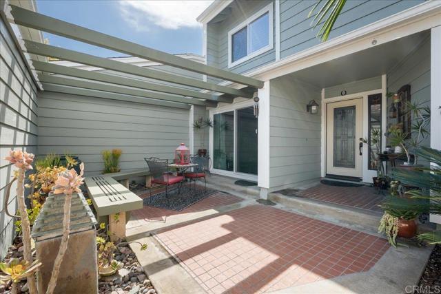 Detail Gallery Image 2 of 31 For 919 Wentworth Cir, Vista,  CA 92081 - 3 Beds | 2/1 Baths