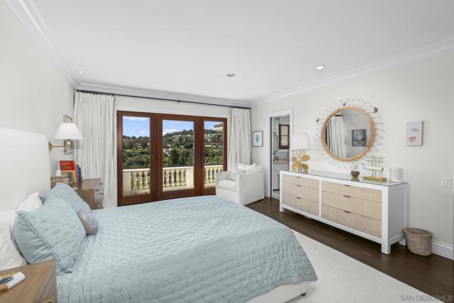 6404 La Jolla Scenic Drive S, La Jolla CA: https://media.crmls.org/mediaz/a1ed1adc-92b5-4a39-b24d-b9971f658a99.jpg
