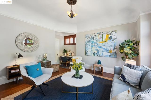 1042 Santa Clara Ave, Alameda CA: https://media.crmls.org/mediaz/a1ed7aff-4872-4e90-8d4b-3f68e93dd4e8.jpg