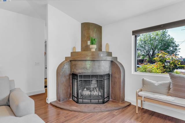 6400 Mokelumne Ave, Oakland CA: https://media.crmls.org/mediaz/a1ee807f-27e4-41a6-a4b7-22308549915b.jpg
