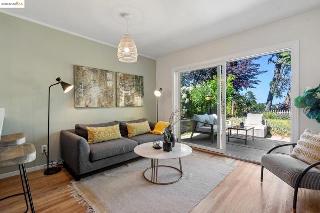 6824 Wilton Dr, Oakland CA: https://media.crmls.org/mediaz/a1ee8393-4b16-402d-8d07-6e07b894a38c.jpg