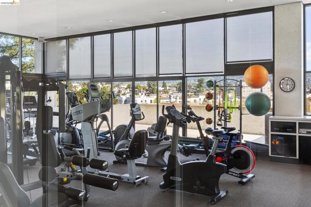 565 Bellevue Ave, Oakland CA: https://media.crmls.org/mediaz/a1ef9c1b-241a-4d05-b4d3-188059f30228.jpg